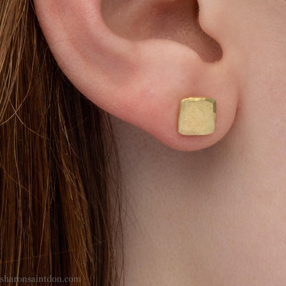 7mm square solid 18k gold stud earrings with hammered matte brushed finish.