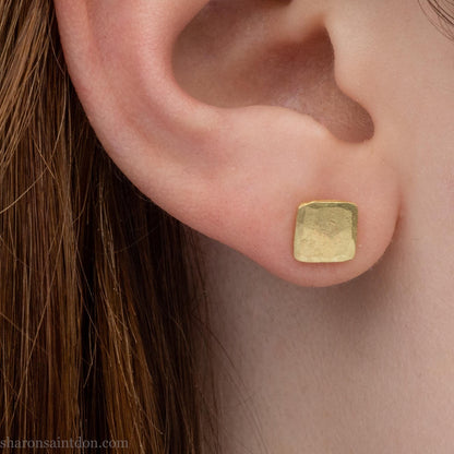 7mm square solid 18k gold stud earrings with hammered matte brushed finish.