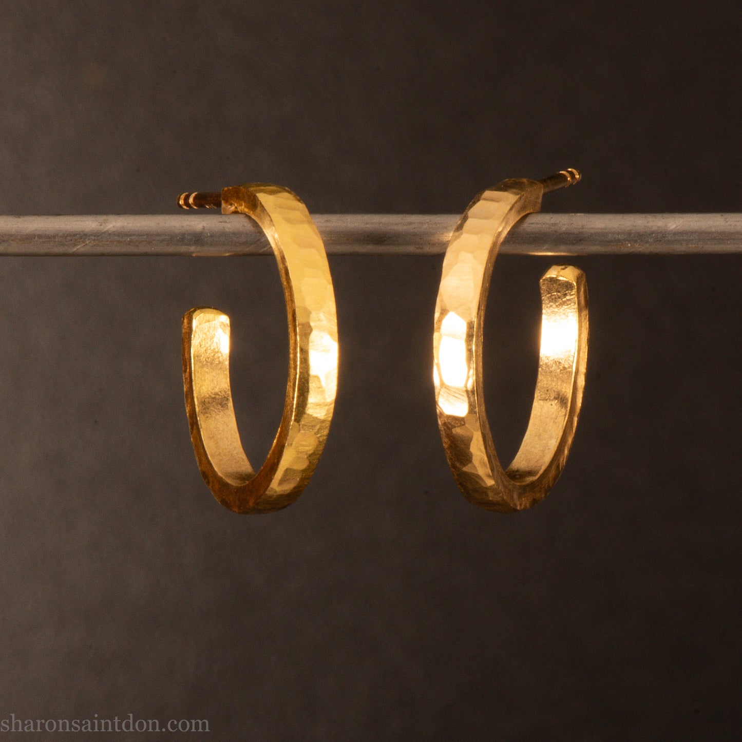 22k gold hoop earrings, 18mm diameter x 2mm . Hammered solid yellow gold with matte brushed finish. 18k gold posts and locking backs. Handmade by Sharon Saint Don in the USA.