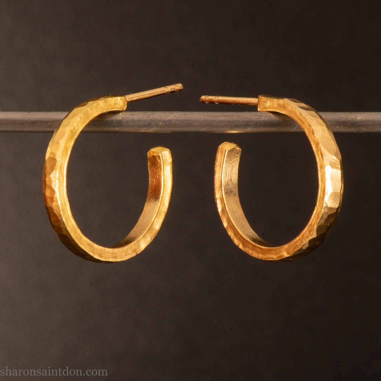 22k gold hoop earrings, 18mm diameter x 2mm . Hammered solid yellow gold with matte brushed finish. 18k gold posts and locking backs. Handmade by Sharon Saint Don in the USA.