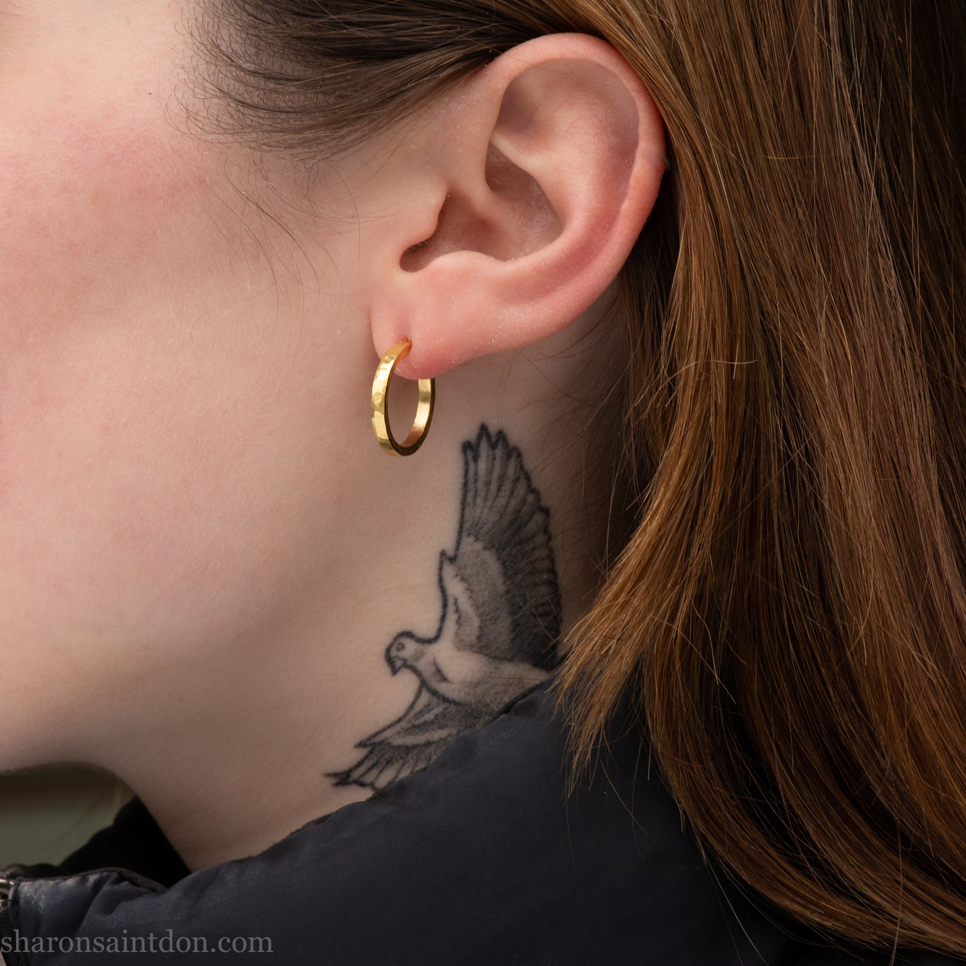 22k gold hoop earrings, 18mm diameter x 2mm . Hammered solid yellow gold with matte brushed finish. 18k gold posts and locking backs. Handmade by Sharon Saint Don in the USA.