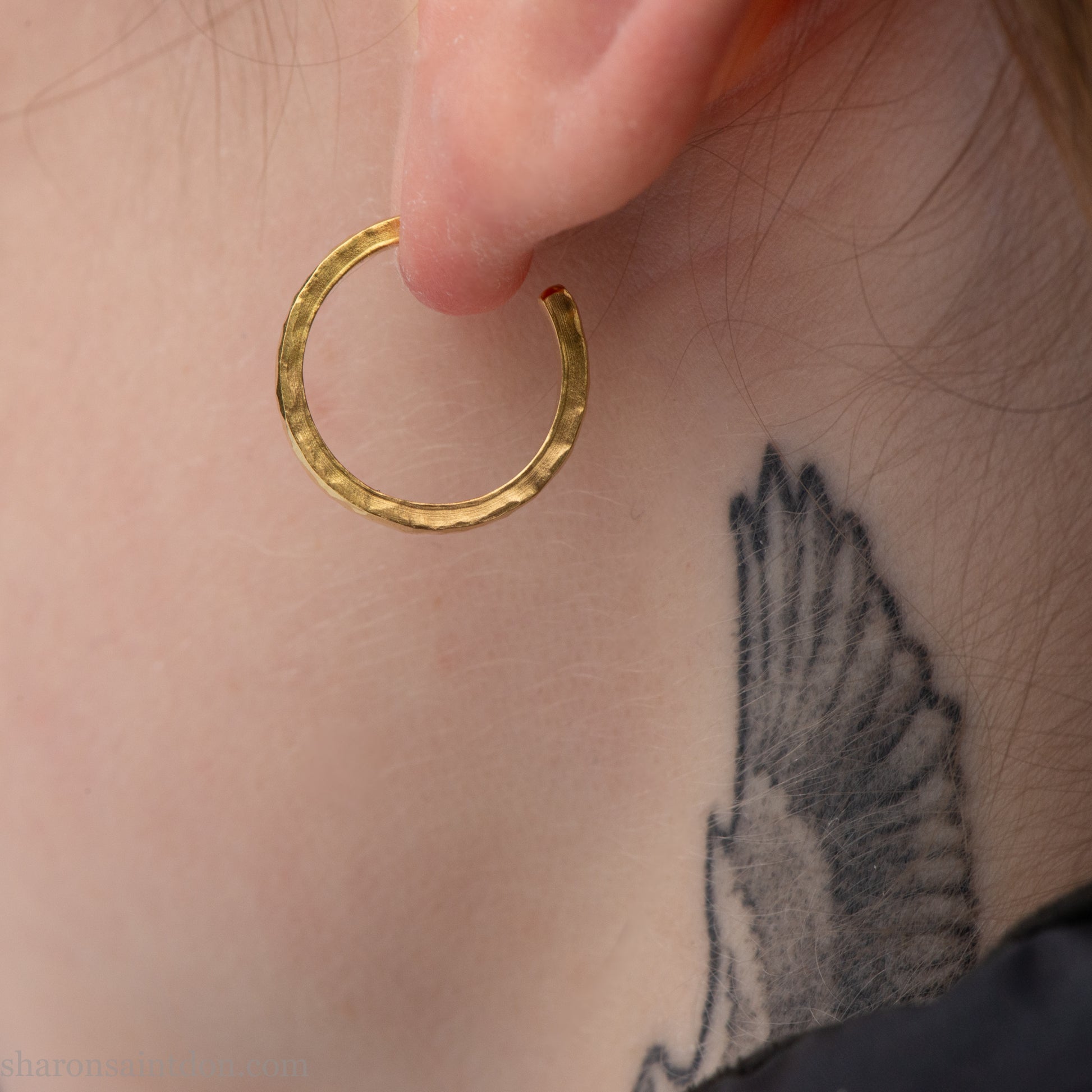 22k gold hoop earrings, 18mm diameter x 2mm . Hammered solid yellow gold with matte brushed finish. 18k gold posts and locking backs. Handmade by Sharon Saint Don in the USA.