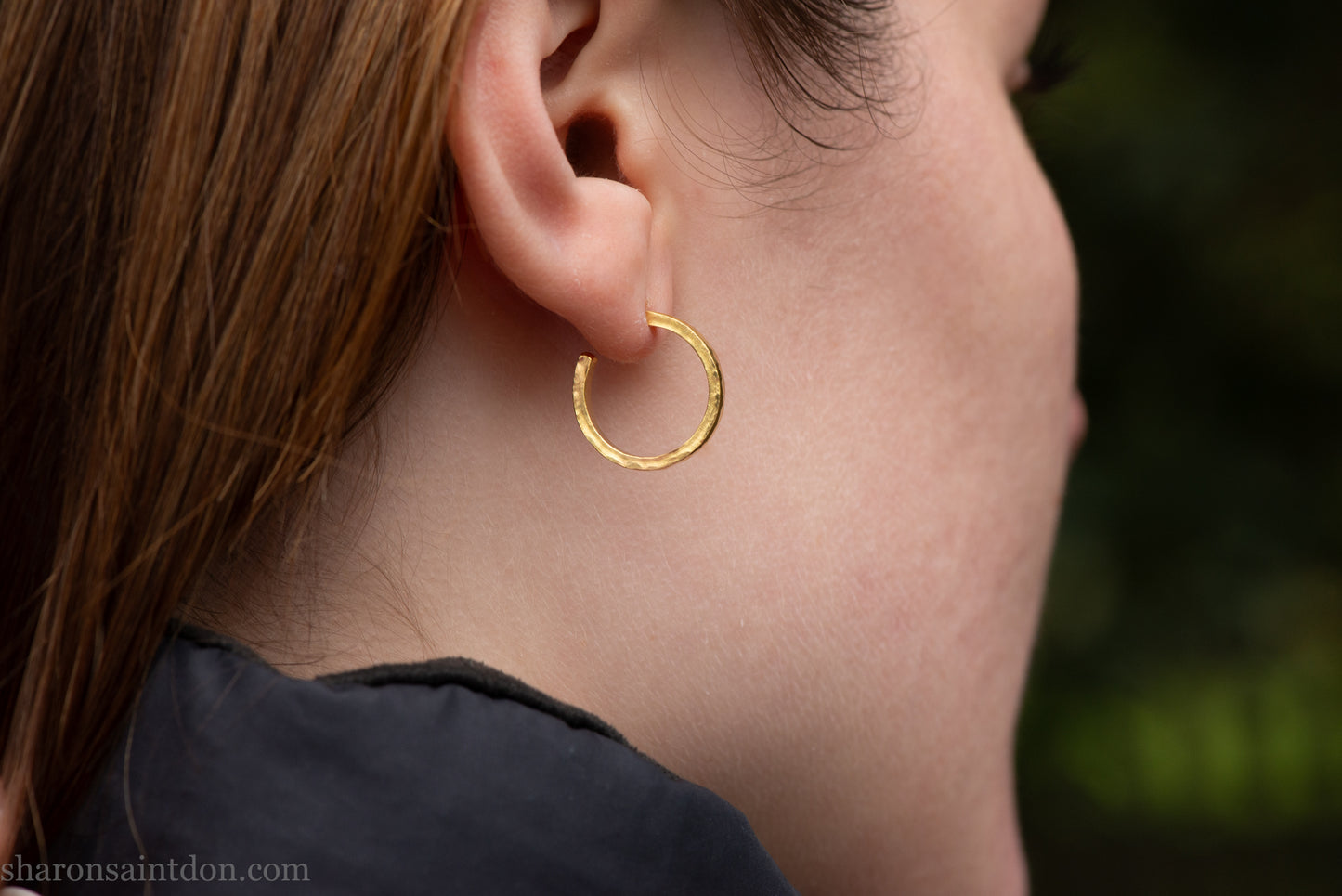 22k gold hoop earrings, 18mm diameter x 2mm . Hammered solid yellow gold with matte brushed finish. 18k gold posts and locking backs. Handmade by Sharon Saint Don in the USA.